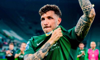 erik-exposito-celebra-con-los-aficionados-del-slask-wroclaw