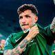erik-exposito-celebra-con-los-aficionados-del-slask-wroclaw