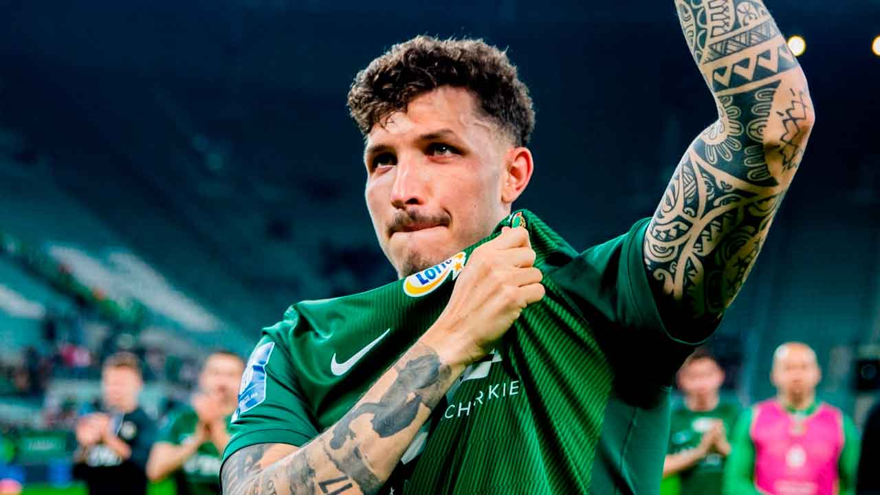 erik-exposito-celebra-con-los-aficionados-del-slask-wroclaw
