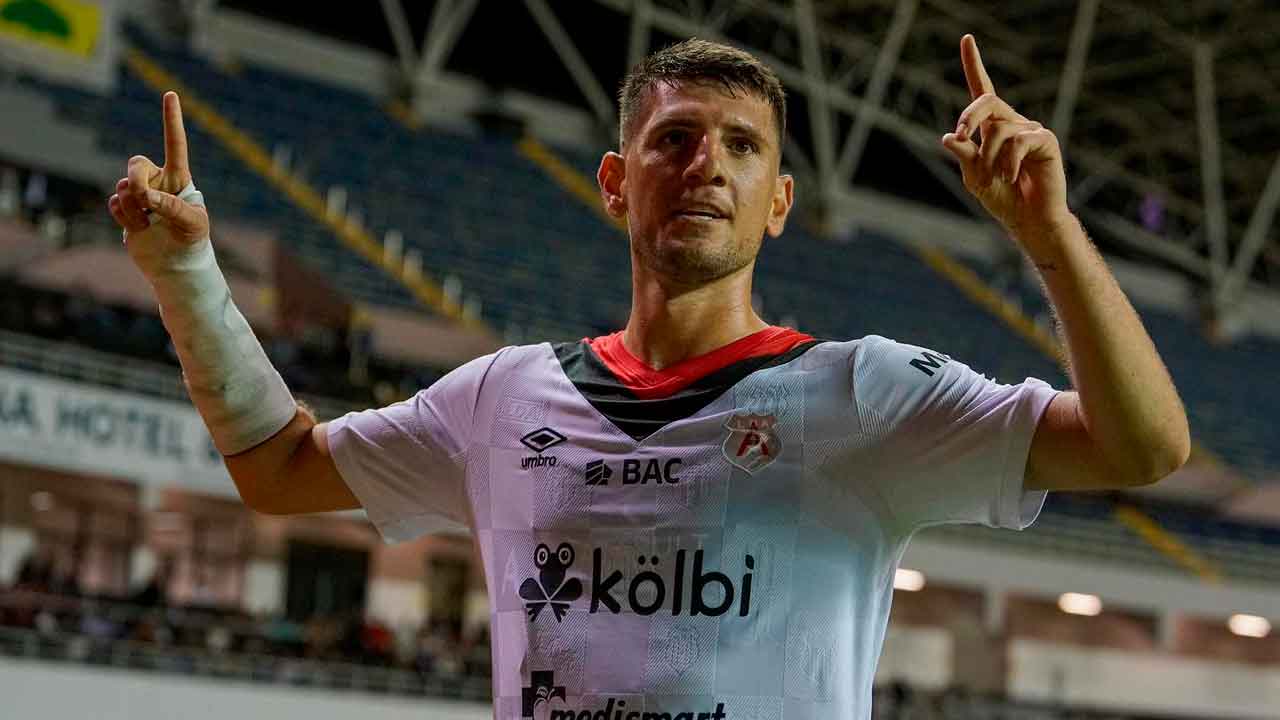 Alberto-Toril-celebra-su-primer-gol-con-Alajuelense-de-Costa-Rica