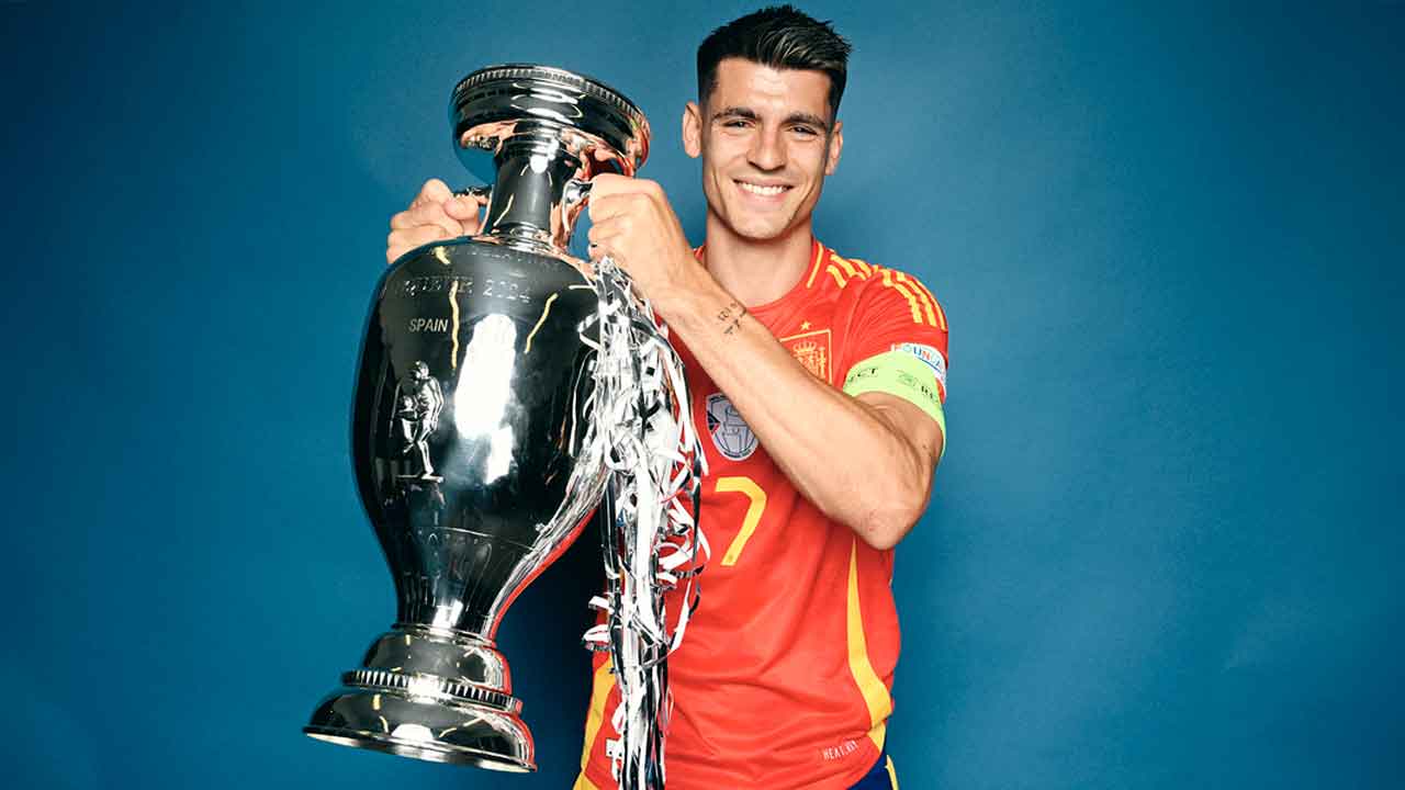 Alvaro-Morata-celebra-la-Eurocopa-conquistada-por-España