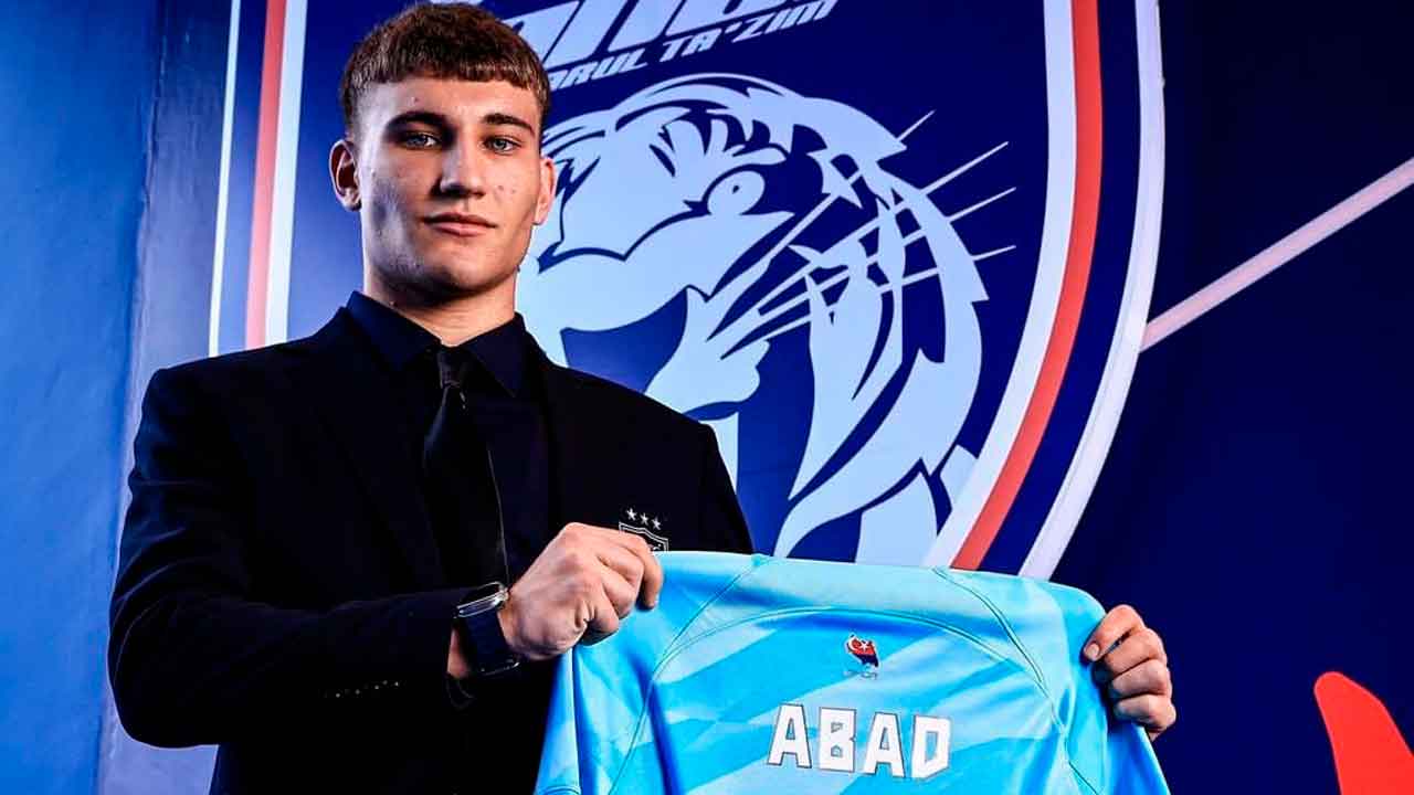 Christian-Abad-durante-su-presentacion-como-nuevo-portero-de-Johor-FC