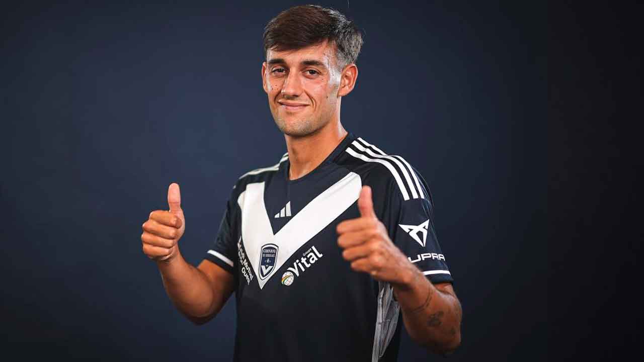 El-futbolista-español-Pedro-Díaz-durante-su-presentación-con-el-Girondins-de-Burdeos