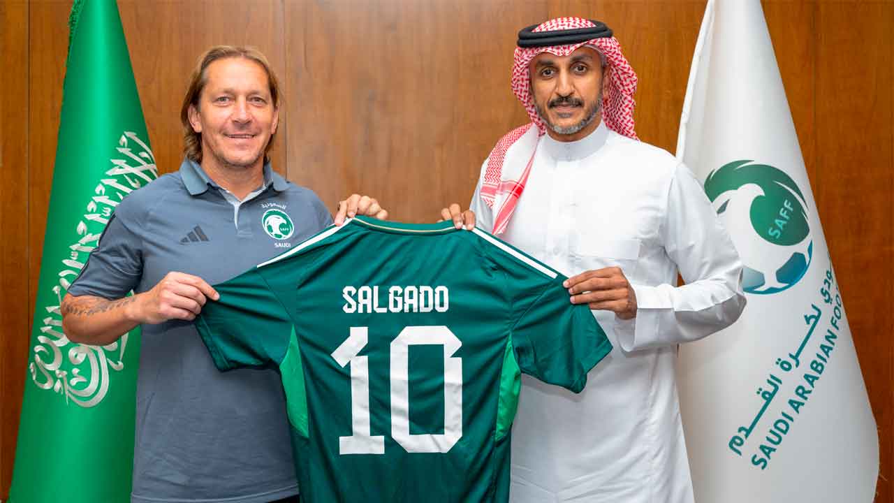 Michel-Salgado,-durante-su-presentacion-como-entrenador-de-la-selección-sub16-de-arabia-saudi