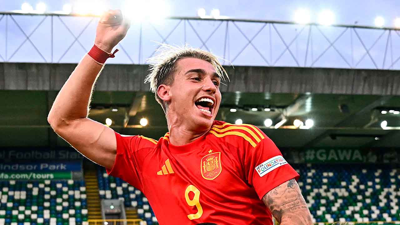 iker-bravo-celebra-el-europeo-sub19-conseguido-con-españa
