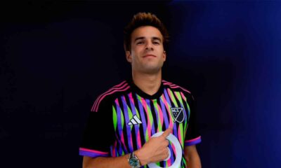 riqui-puig-posa-con-la-camiseta-correspondiente-al-equipo-de-la-mls-durante-el-mls-all-star-2024