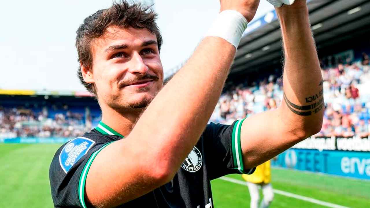 hugo-bueno-tras-disputar-su-primer-partido-con-la-camiseta-del-feyenoord