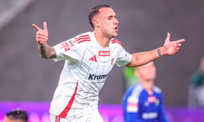 Andreu-Arasa-celebra-uno-de-sus-goles-con-el-LKS-Lodz