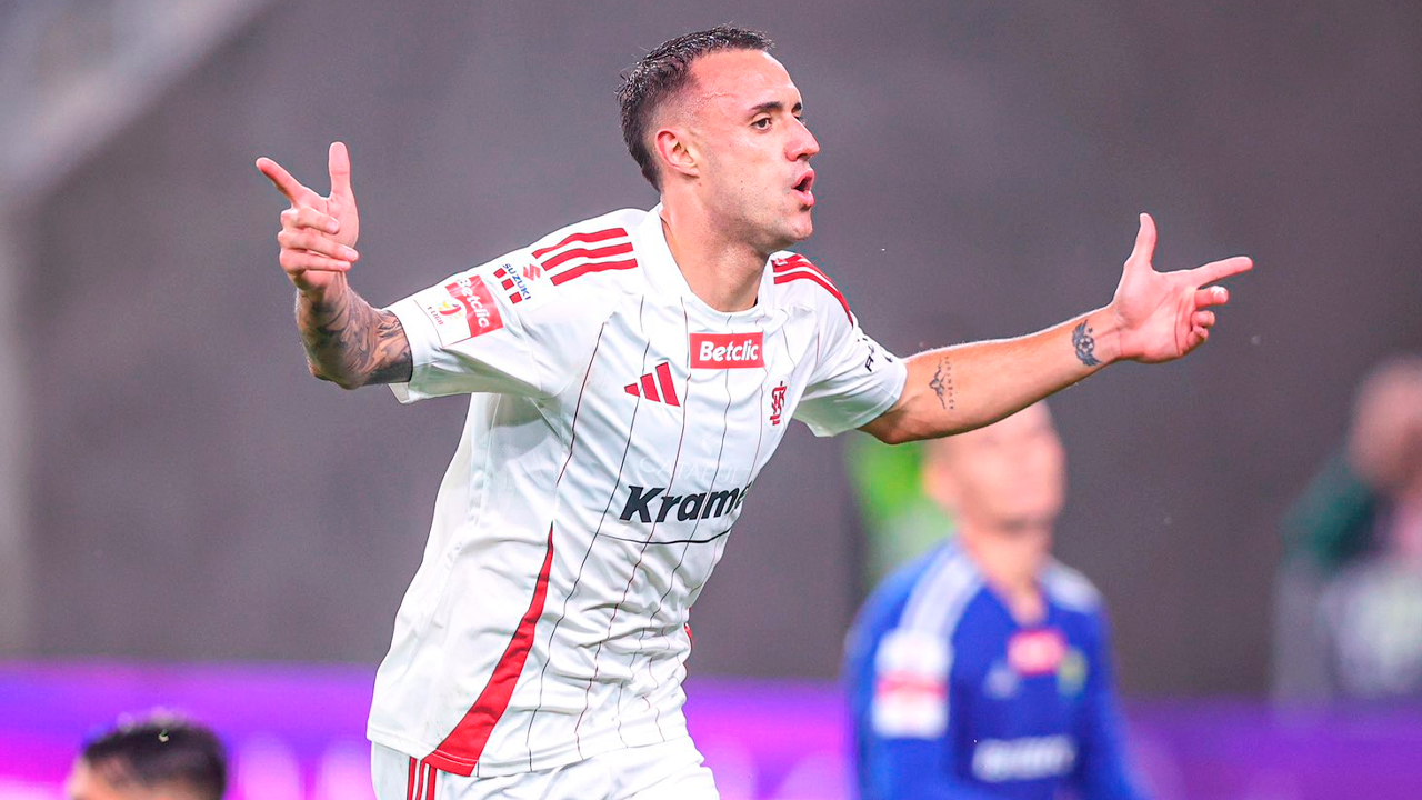 Andreu-Arasa-celebra-uno-de-sus-goles-con-el-LKS-Lodz