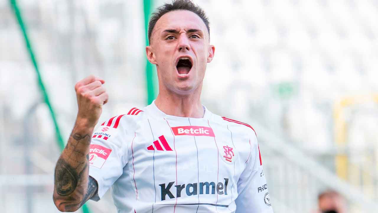 Andreu-Arasa,-jugador-español-del-LKS-Lodz,-celebra-uno-de-sus-goles-en-Polonia