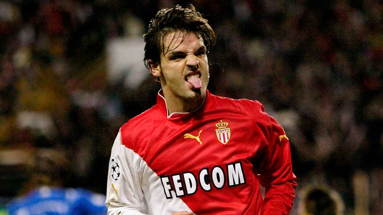 fernando-morientes-celebra-uno-de-sus-goles-con-el-as-monaco