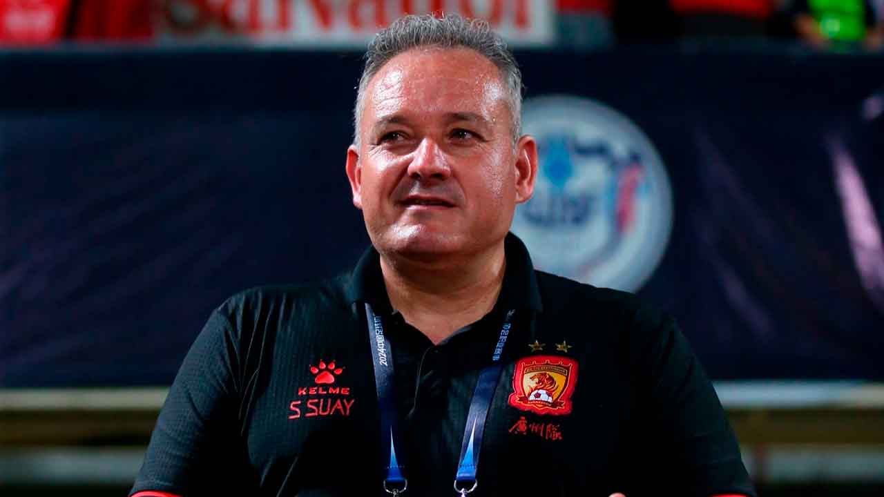 El-español-Salva-Suay-durante-un-partido-del-Guangzhou-FC