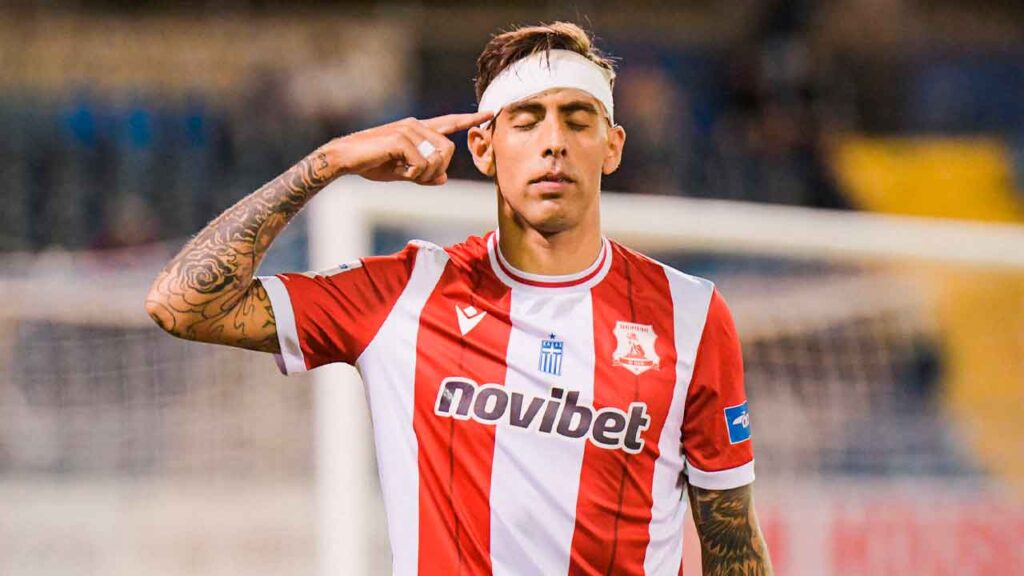 Jefté-Betancor-celebra-uno-de-sus-goles-en-Grecia