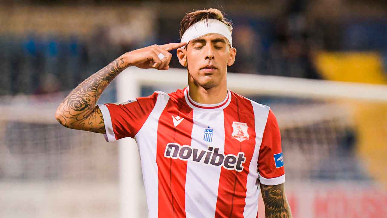 Jefté-Betancor-celebra-uno-de-sus-goles-en-Grecia