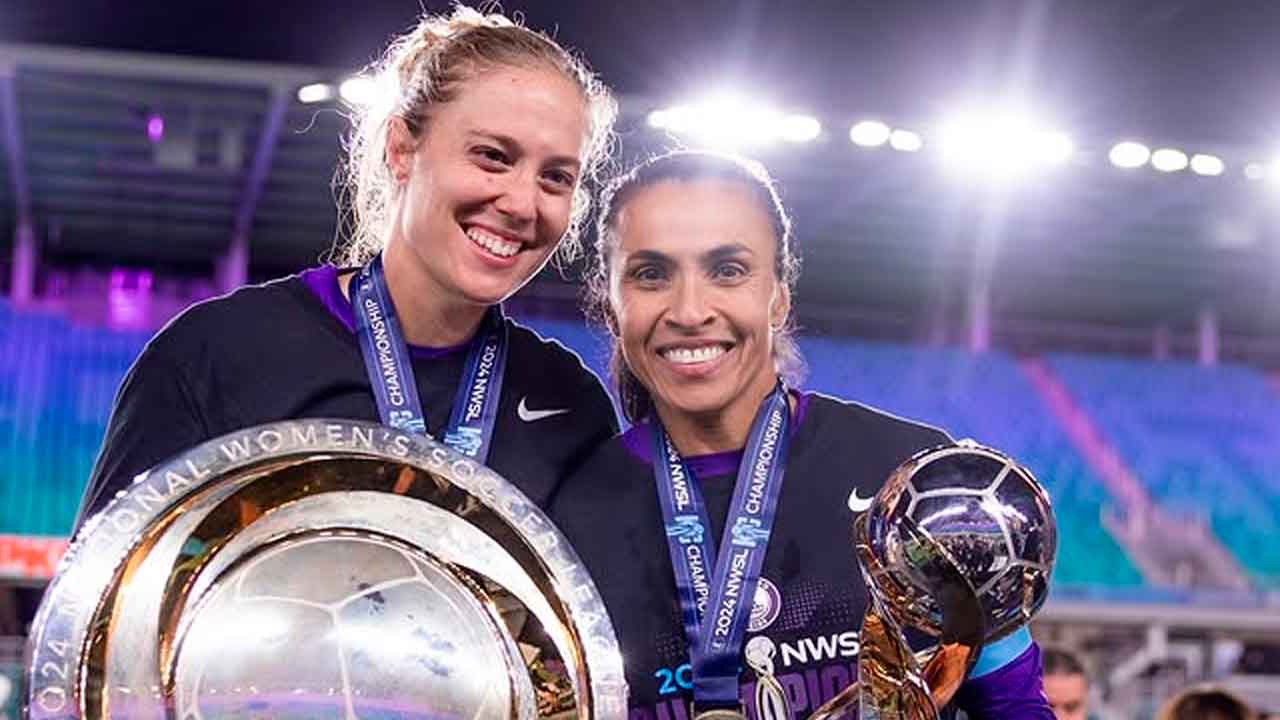celia-jimenez-y-marta-celebran-la-liga-conquistada-por-orlando-pride