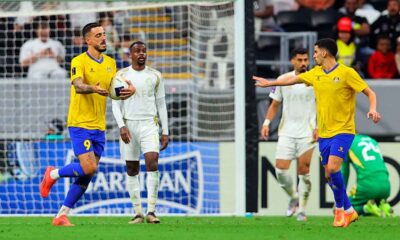 el-delantero-español-joselu-celebra-su-gol-en-la-champions-de-asia-frente-al-al-nassr-de-cristiano-ronaldo
