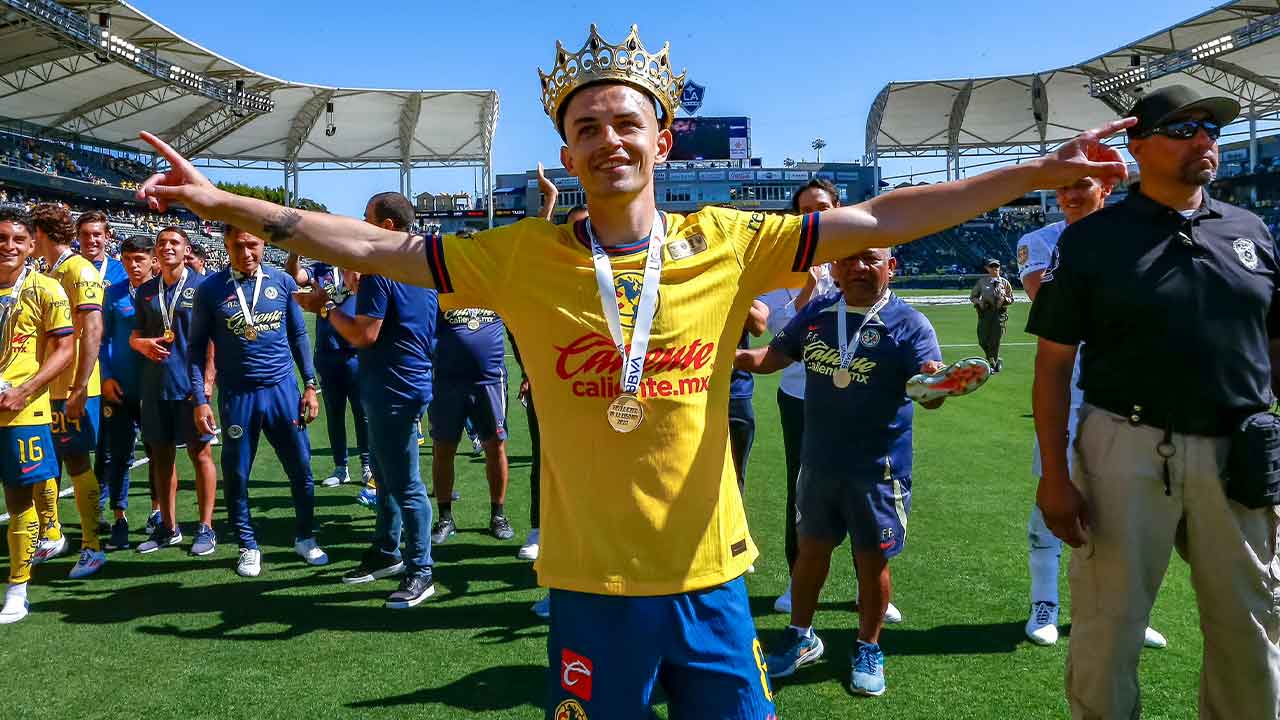 alvaro-fidalgo-celebra-uno-de-sus-exitos-con-club-america