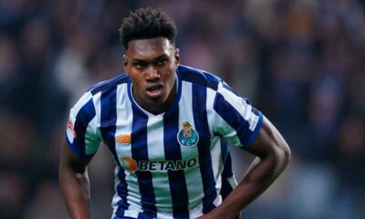 samu-omorodion-celebra-uno-de-sus-goles-con-el-oporto