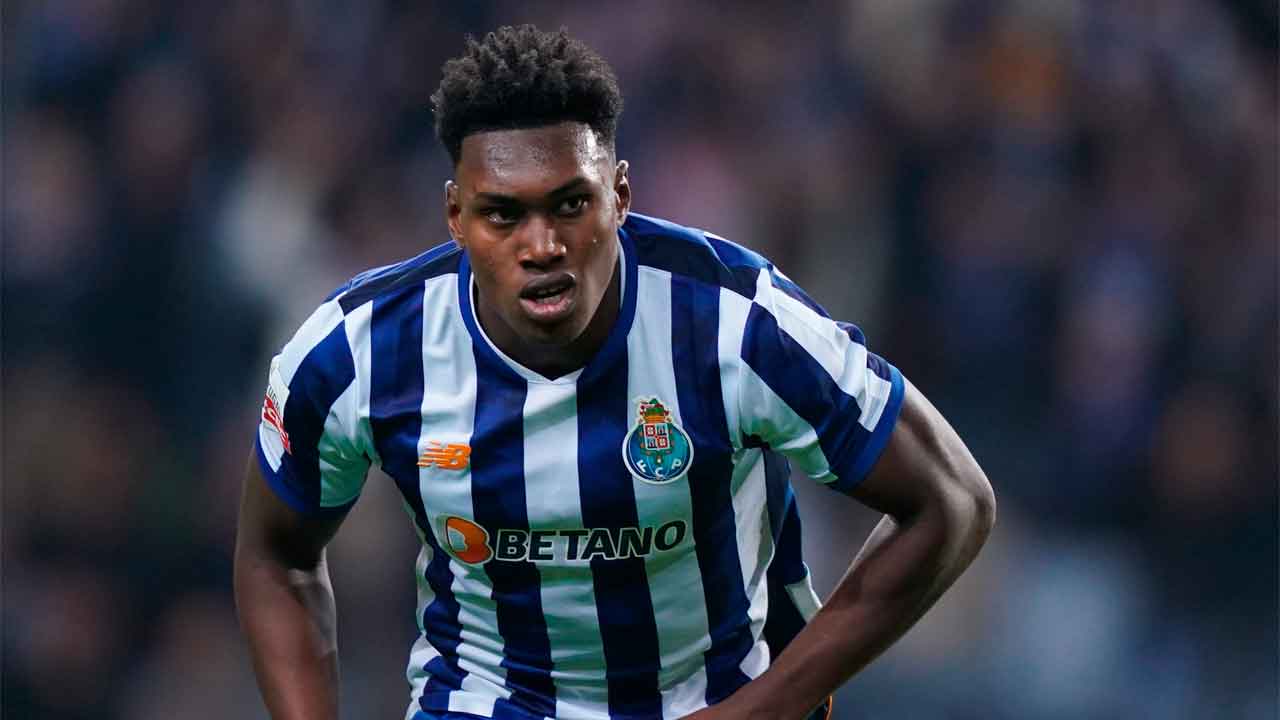 samu-omorodion-celebra-uno-de-sus-goles-con-el-oporto