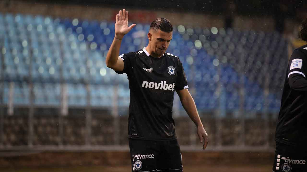 Carlitos-López-pide-disculpas-a-la-afición-del-PAS-Lamia-tras-anotar-un-doblete-con-el-Atromitos