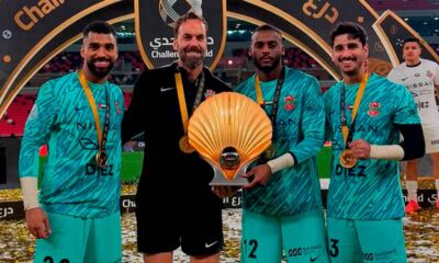 Manuel-Almunia-durante-su-etapa-como-entrenador-de-porteros-en-Shabab-Al-Ahli