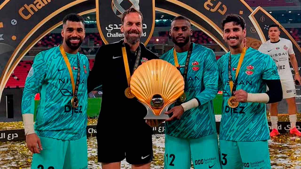 Manuel-Almunia-durante-su-etapa-como-entrenador-de-porteros-en-Shabab-Al-Ahli