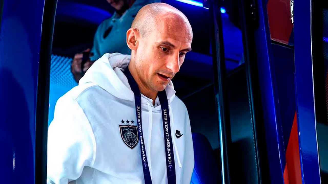 El-español-Natxo-Insa-antes-de-un-partido-de-la-Champions-asiática-con-Johor-FC