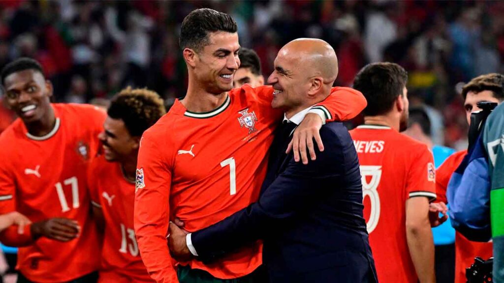 Cristiano-Ronaldo-y-Roberto-Martínez-se-funden-en-un-abrazo-tras-conquistar-la-Nations-League-con-Portugal