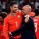 Cristiano-Ronaldo-y-Roberto-Martínez-se-funden-en-un-abrazo-tras-conquistar-la-Nations-League-con-Portugal