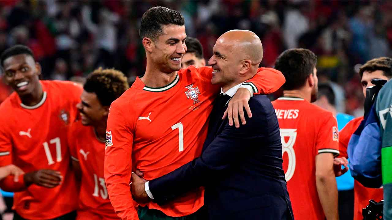 Cristiano-Ronaldo-y-Roberto-Martínez-se-funden-en-un-abrazo-tras-conquistar-la-Nations-League-con-Portugal