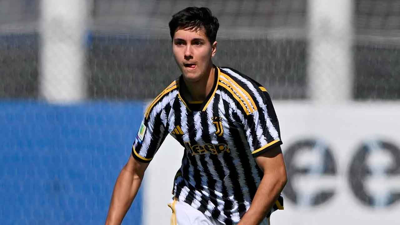 El-central-murciano-Javier-Gil-durante-su-etapa-en-la-Juventus