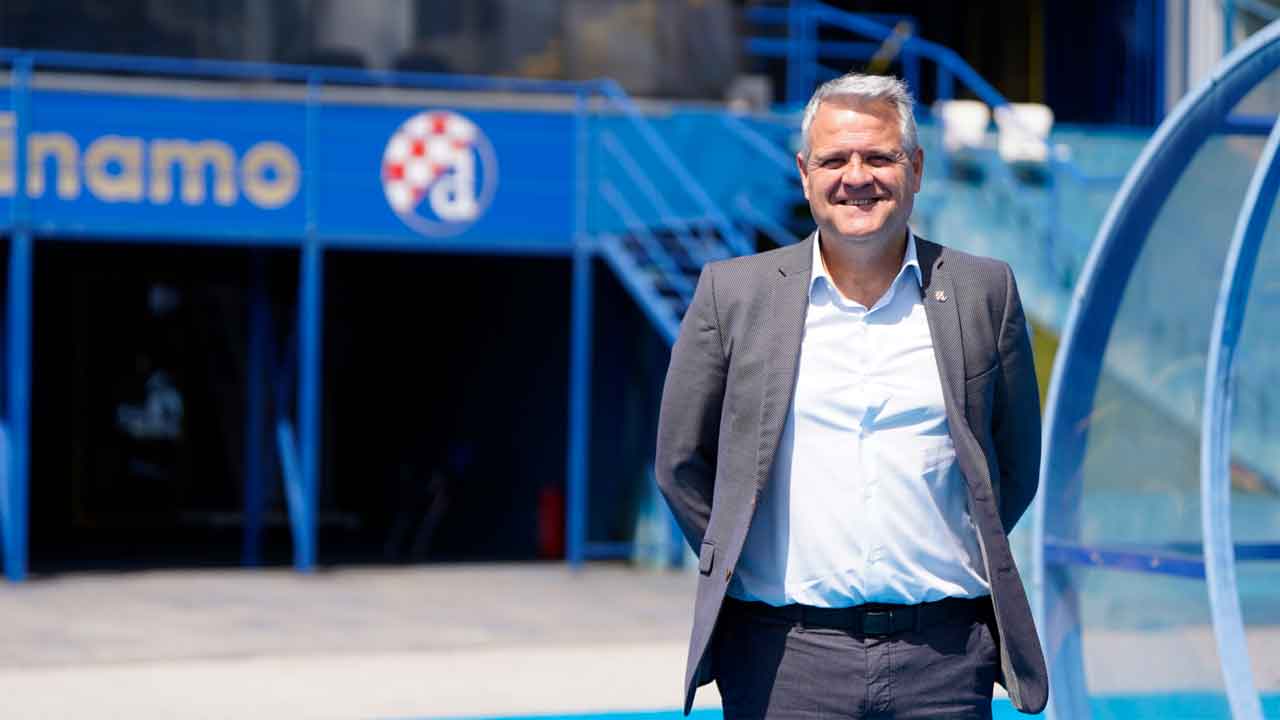 El-español-Albert-Capellas-durante-su-presentación-como-director-de-la-cantera-del-Dinamo-Zagreb