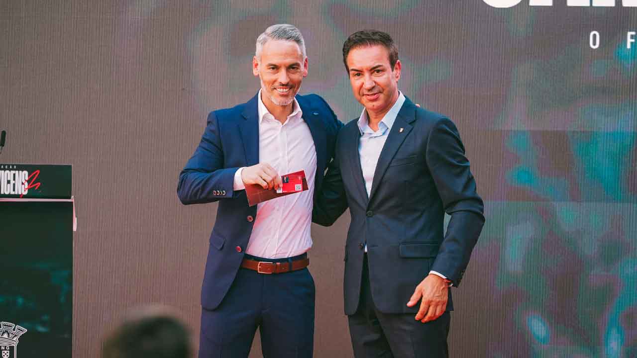 El-español-Carlos-Vicens-(I),-durante-su-presentación-con-el-Braga