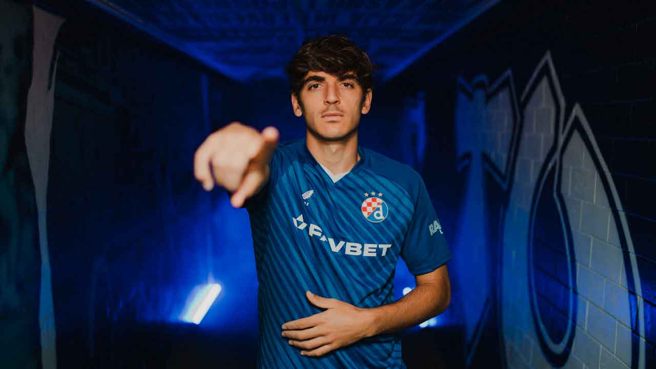 El-español-Gonzalo-Villar,-durante-su-presentación-con-el-Dinamo-Zagreb