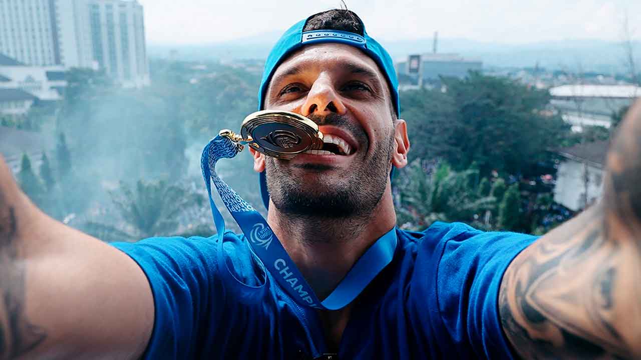 El-español-Tyronne-del-Pino-durante-la-celebración-del-título-de-Liga-en-Indonesia