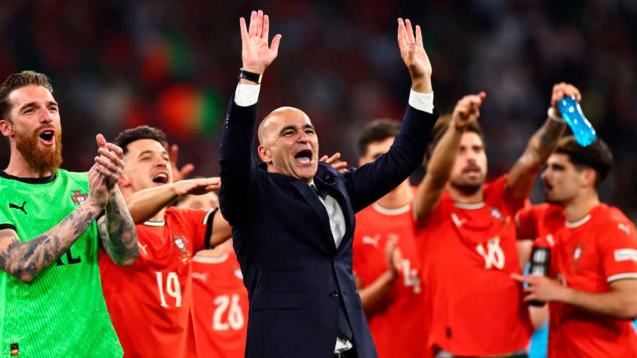 El-seleccionador-español-de-Portugal,-Roberto-Martínez,-celebra-la-victoria-de-los-lusos-en-la-Nations-League