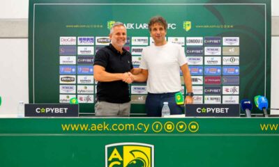 Imanol-Idiakez-(D)-durante-su-presentación-con-el-AEK-Larnaca