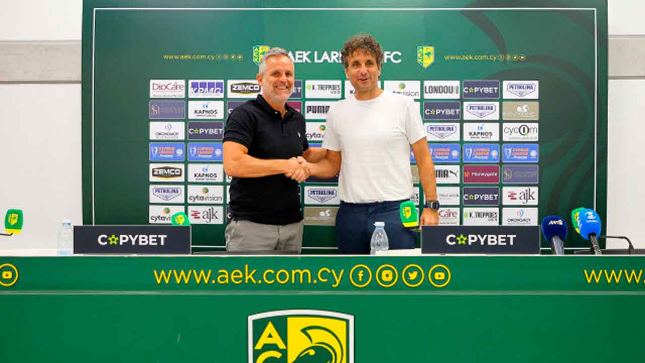 Imanol-Idiakez-(D)-durante-su-presentación-con-el-AEK-Larnaca