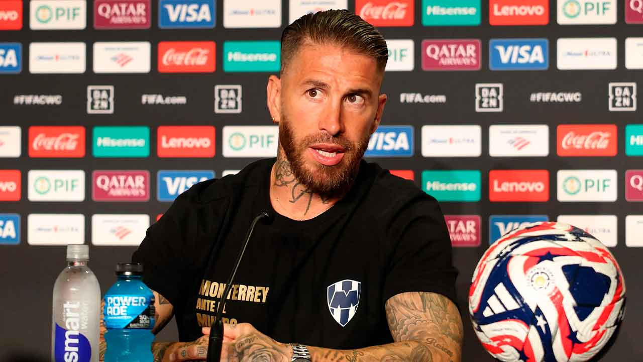 Sergio-Ramos,-durante-una-rueda-de-prensa-con-los-Rayados-de-Monterrey