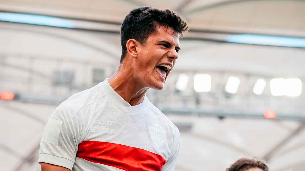El-español-Chema-Andrés-celebra-su-primer-gol-con-el-Stuttgart