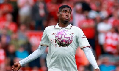 El-español-Christian-Mosquera-durante-un-partido-con-el-Arsenal