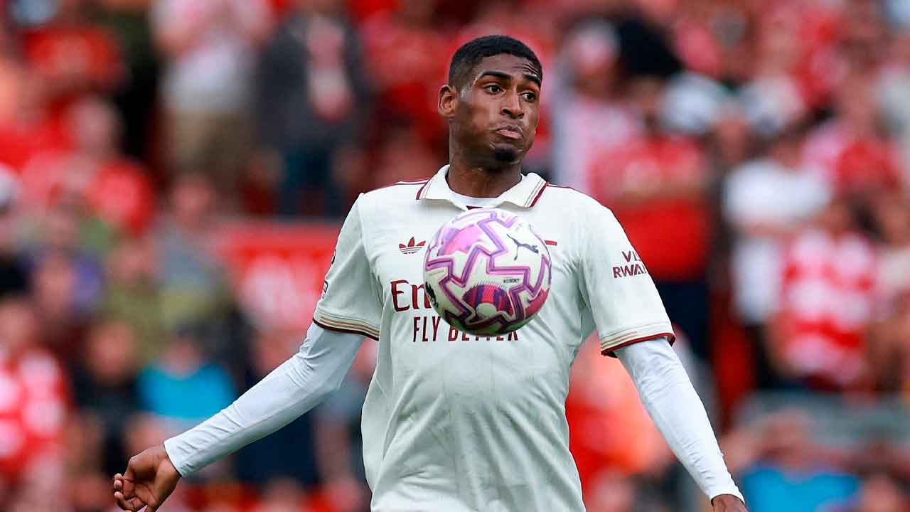 El-español-Christian-Mosquera-durante-un-partido-con-el-Arsenal