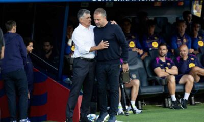 Mendilibar-y-Flick-se-saludan-antes-del-inicio-del-Barça-Olympiacos