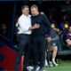 Mendilibar-y-Flick-se-saludan-antes-del-inicio-del-Barça-Olympiacos