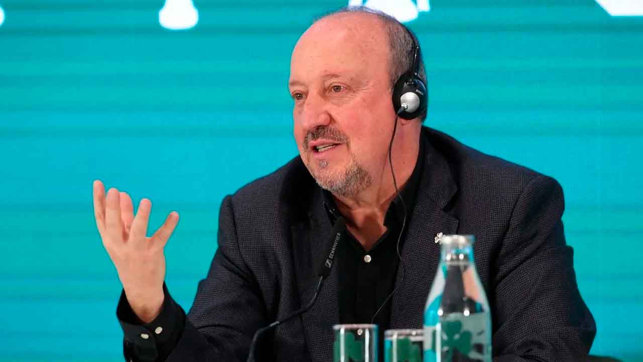 Rafa-Benítez-durante-su-presentación-con-el-Panathinaikos
