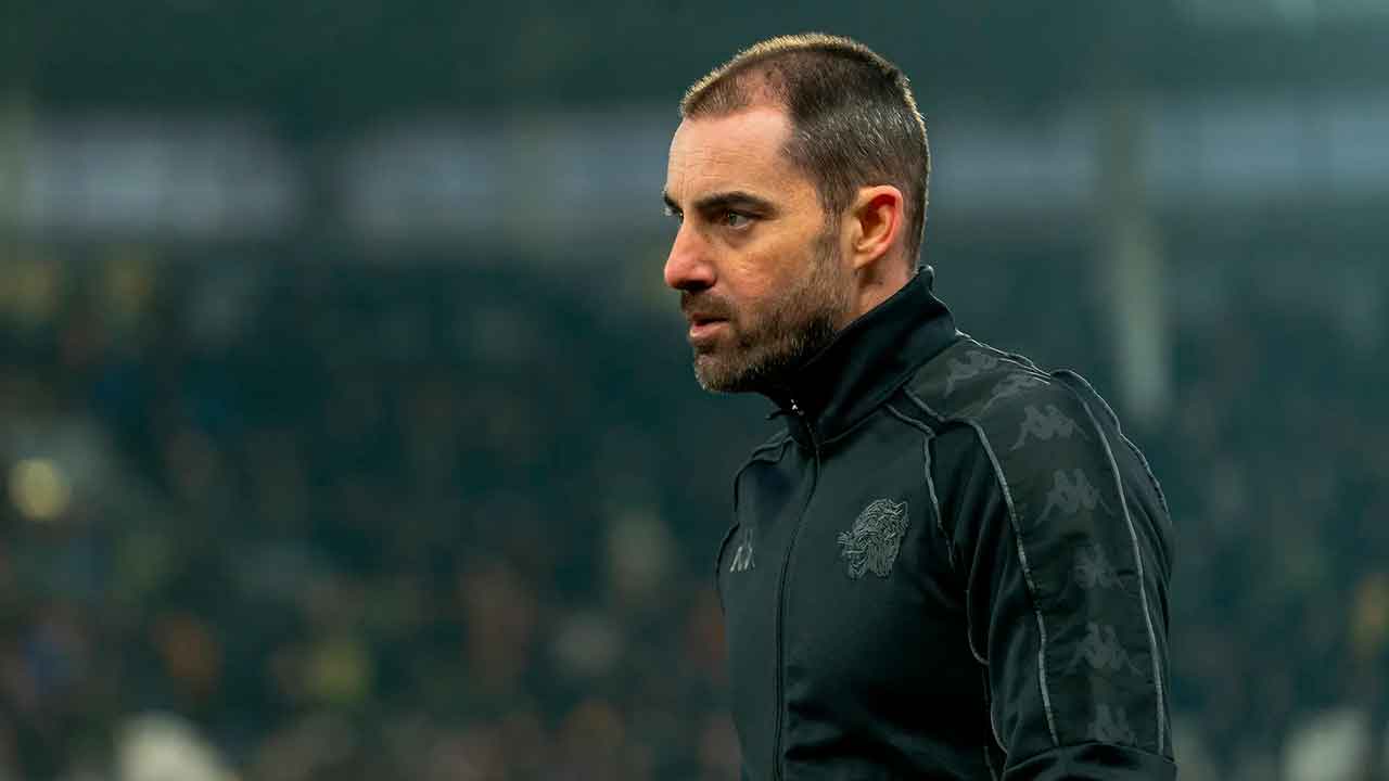 Rubén-Sellés,-durante-su-etapa-como-entrenador-del-Hull-City