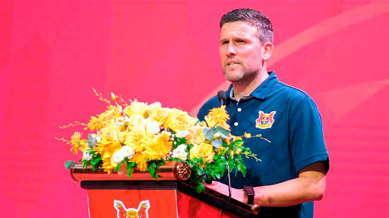 Gerard-Albadalejo-durante-un-acto-del-Ninh-Binh