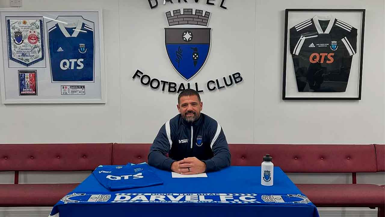 Nacho-Novo-durante-su-presentación-con-el-Darvel