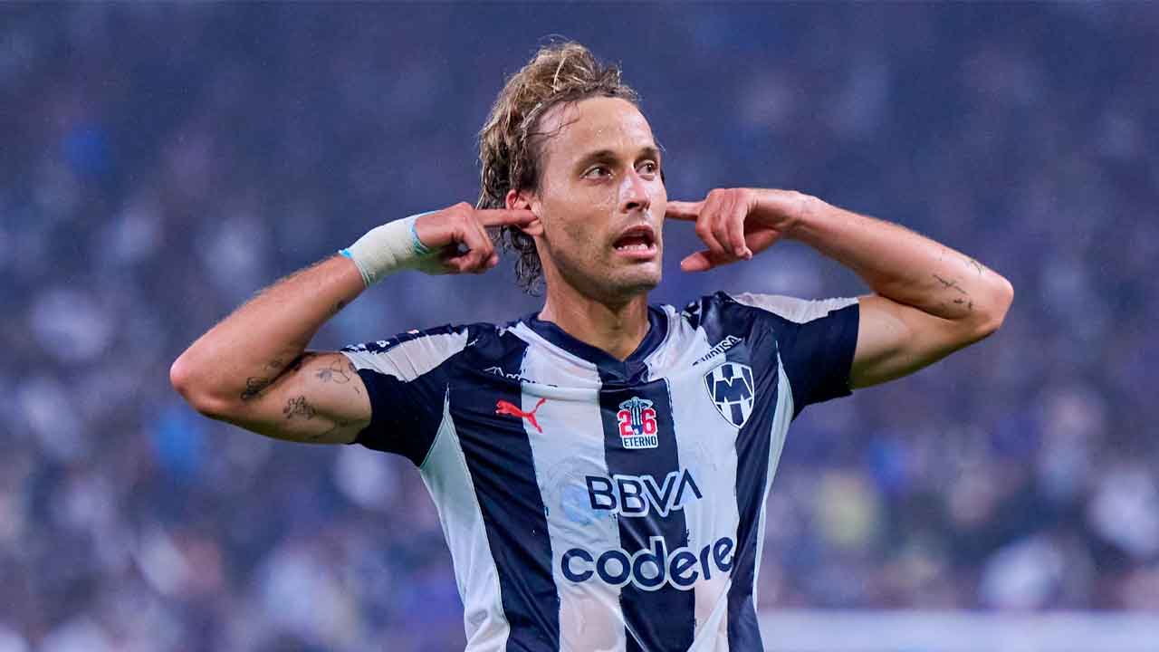 Sergio-Canales-celebra-uno-de-sus-goles-con-Rayados