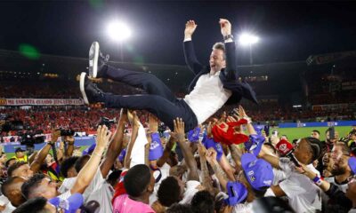 Thomas-Christiansen,-manteado-durante-la-celebración-de-la-clasificación-de-Panamá-para-el-Mundial-2026